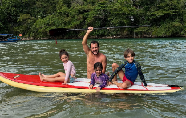 Ator de Reis encanta seguidores em dia de praia com os filhos
