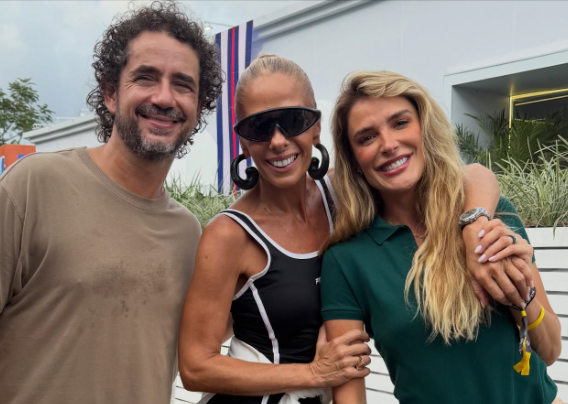 Adriane Galisteu marca presença em torneio de tênis e fãs elogiam