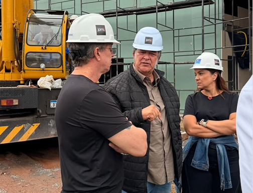 Boninho compartilha vídeo ao lado da equipe por trás da Casa do Patrão