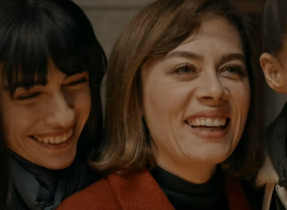 Mulheres de Chamas do Destino se apoiam e dão demonstração de força