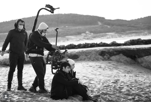 Atores de Chamas do Destino mostram bastidores de sequência e fãs reagem