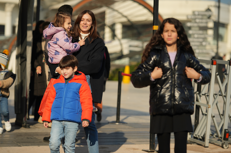 Ozge Ozpirinçci é Karsu em Coração de Mãe, nova trama turca da RECORD  