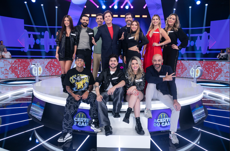 Celebridades fazem de tudo para não cair no buraco do Acerte ou Caia!