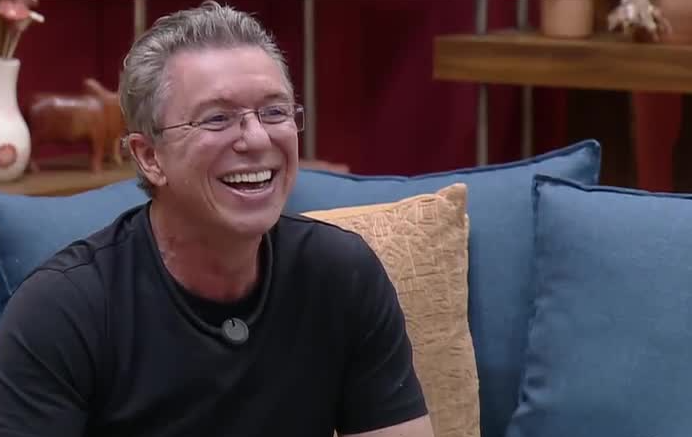 Boninho mostra instalações da Casa do Patrão e convoca público para pitacos na reforma