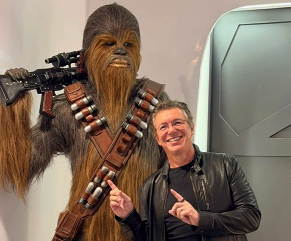 Boninho se reúne com equipe de marketing da Casa do Patrão e visita personagem dos cinemas