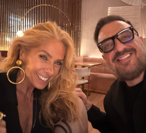 Encontro de gigantes! Adriane Galisteu e Rodrigo Carelli posam juntos e agitam fãs