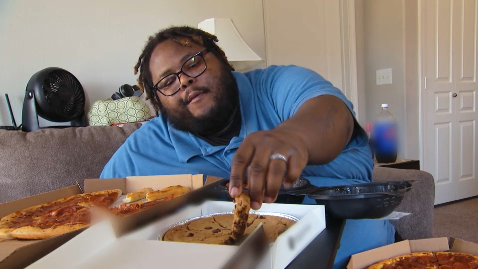 Em Quilos Mortais, Travis precisa superar traumas do passado e fazer terapia para conseguir emagrecer