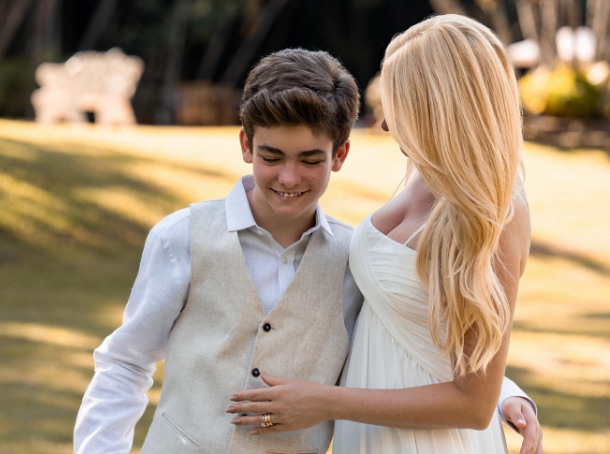 Ana Hickmann emociona fãs em ensaio de fotos com Alezinho 