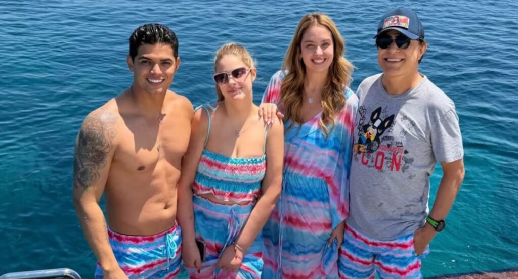 Looks combinando e ilha badalada: Tom Cavalcante curte viagem à Grécia em família