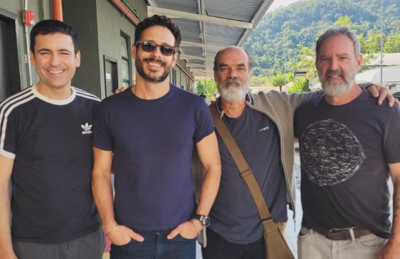 Rodrigo Ferrarini posa com Floriano Peixoto e elenco de Ben-Hur nos bastidores da série