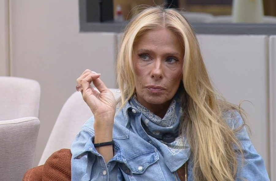 Adriane Galisteu invade a Casa do Patrão para anunciar estreia de A Fazenda no dia 14 de setembro