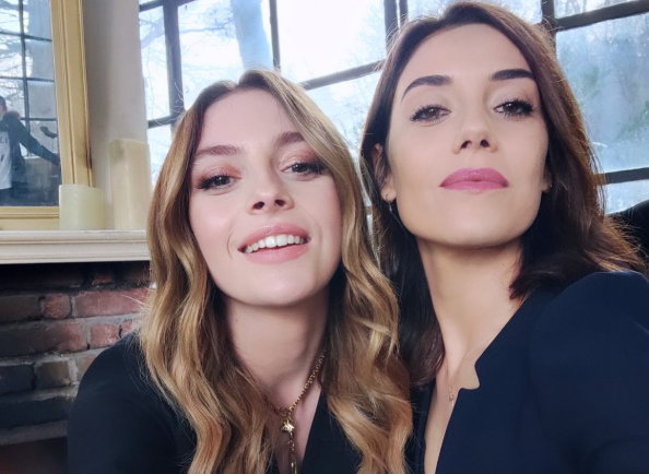 Derin e Asya, de Iludida, surgem juntas e recebem elogio de fã