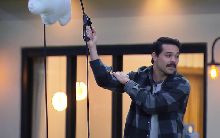 Matheus vence última prova de resistência e é o primeiro finalista da Casa do Patrão