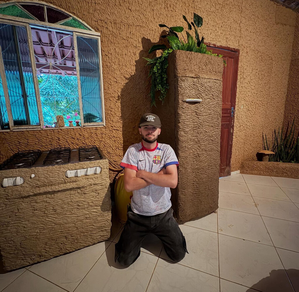 Domingo Espetacular mostra a história de um jovem que transforma a casa inteira usando barro