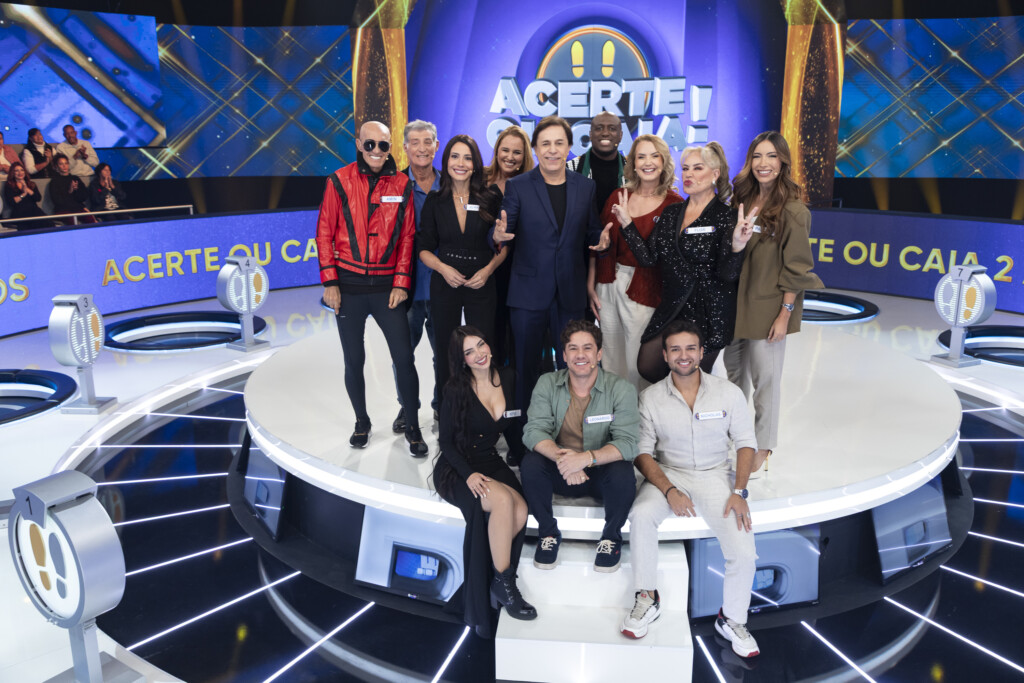 Elenco campeão sobe ao palco para comemorar os dois anos do Acerte ou Caia