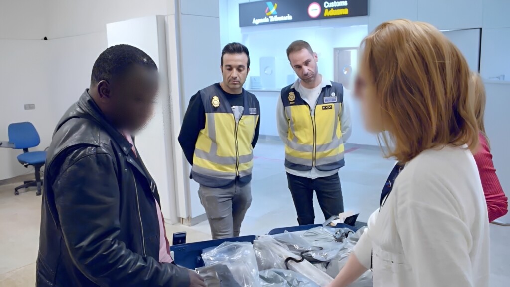 Mãe desesperada e cabelo humano na mala intrigam agentes no Alerta Aeroporto