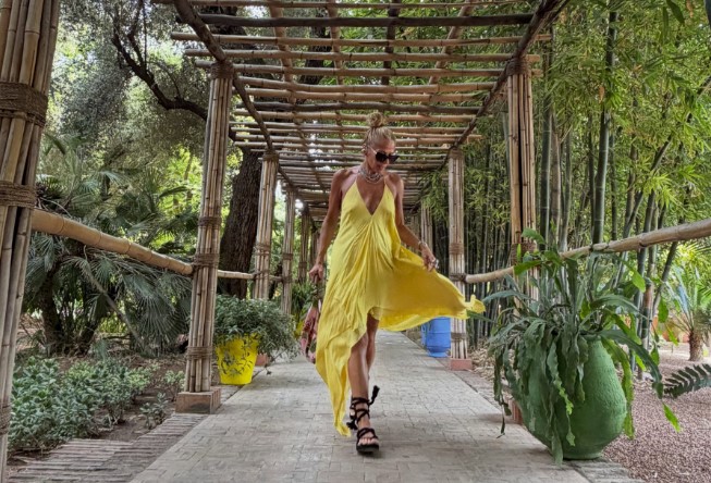 Adriane Galisteu curte verão espanhol antes da estreia de A Fazenda 18