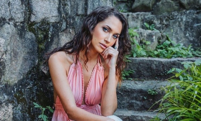 Atriz de Ben-Hur mostra sua conexão com a natureza nas redes sociais