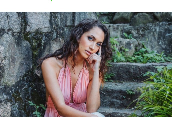 Atriz de Ben-Hur mostra sua conexão com a natureza nas redes sociais