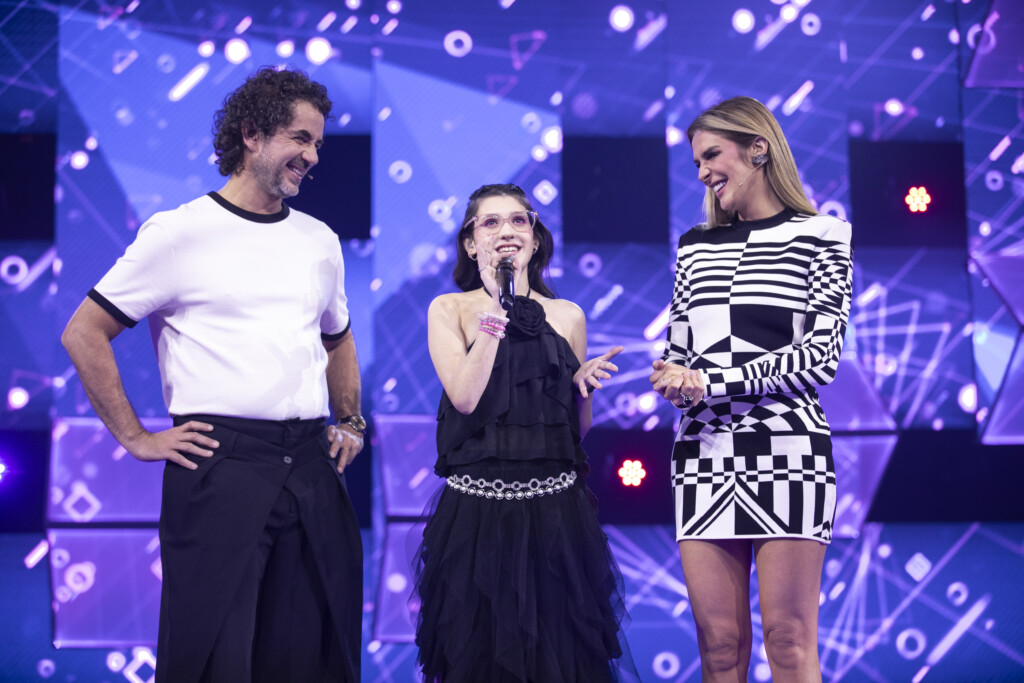 Jovens talentos disputam vaga na semifinal do Canta Comigo Teen