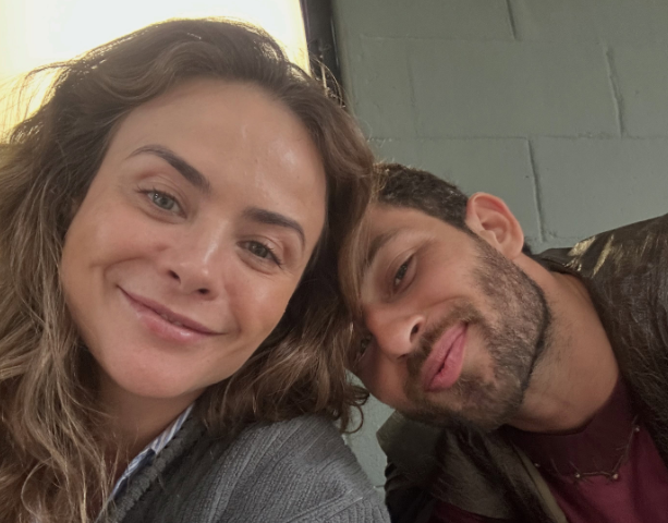 Juliana Silveira de Amor em Ruínas posa com colega de cena e se declara